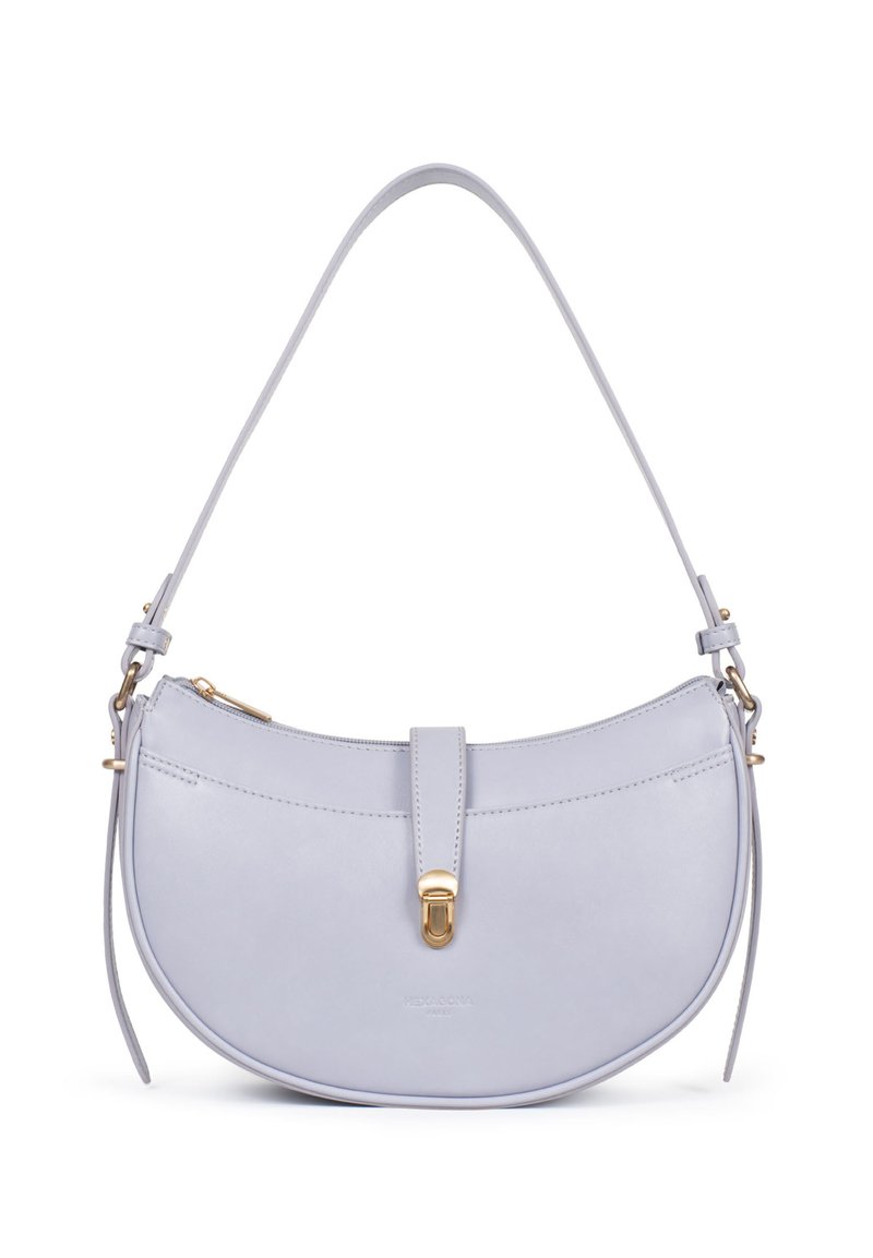 Lichtgrijze leren schoudertas met een gebogen vorm, gouden hardware en een sluiting aan de voorkant. Heeft een ritsvak aan één kant.