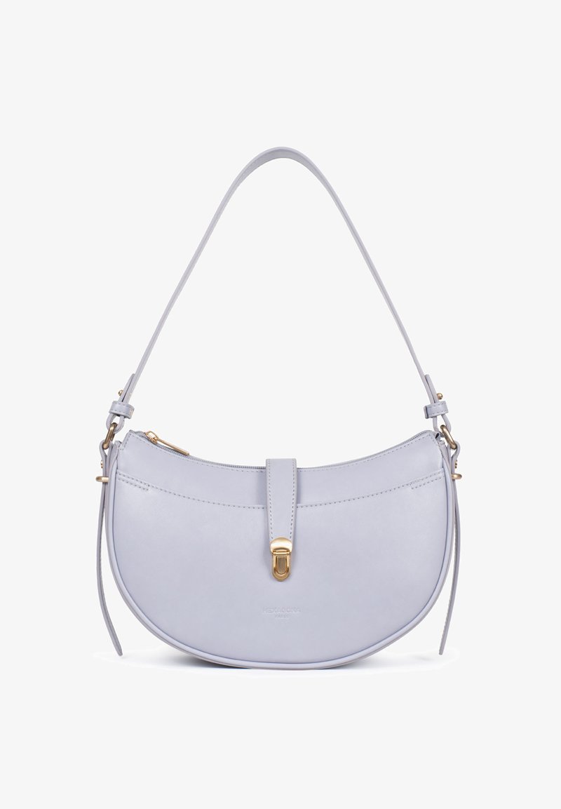 Lichtgrijze leren schoudertas met een gebogen vorm, gouden hardware en een sluiting aan de voorkant. Heeft een ritsvak aan één kant.