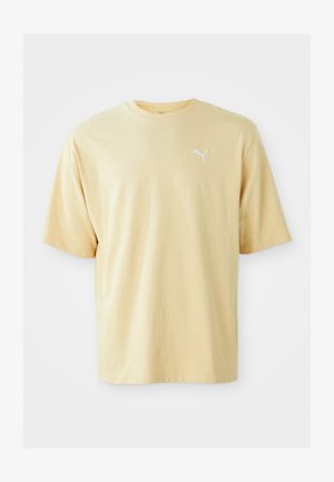 Majica s kratkimi rokavi iz svetlo rumene bombažne tkanine. Ima okroglo ovratnico in majhen bel logotip na levem prsnem delu. Gladka tekstura.