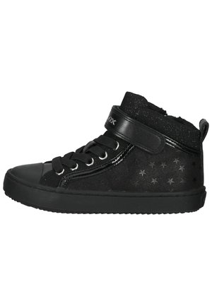 Zapatillas altas negras con una puntera brillante, parte superior de tela, detalles con patrón de estrellas, una correa de velcro y diseño con cordones. Suela de goma.