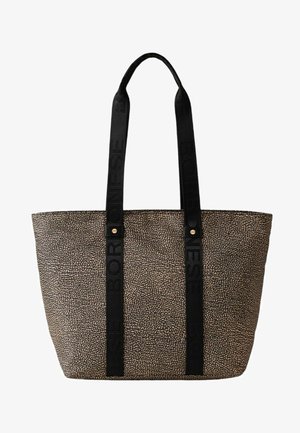 Grande borsa tote con una superficie beige testurizzata e macchie nere, robusti manici neri con branding in rilievo e dettagli in metallo dorato.
