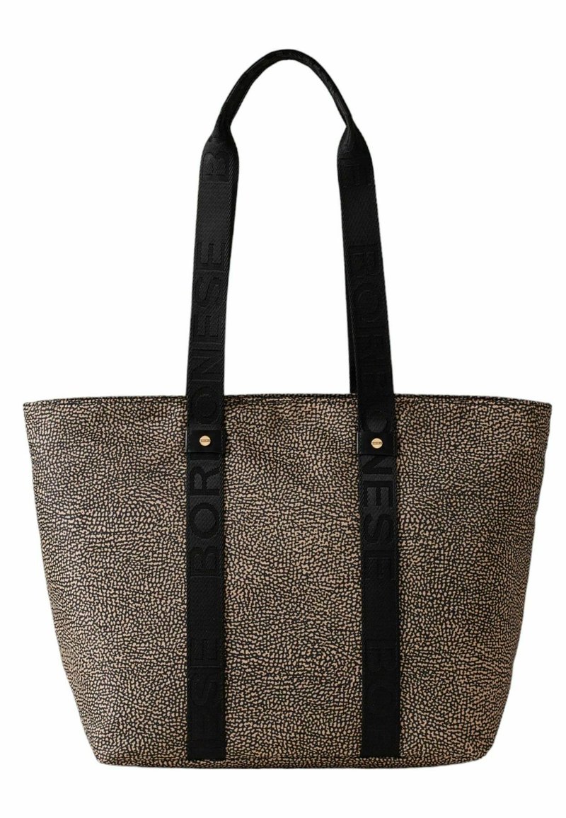 Grande borsa tote con una superficie beige testurizzata e macchie nere, robusti manici neri con branding in rilievo e dettagli in metallo dorato.