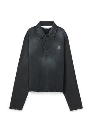 Czarna, długorękawowa, krótka koszulka polo z surowym wykończeniem dołu, plisą na guziki oraz małym białym logo Camperlab na lewej piersi.