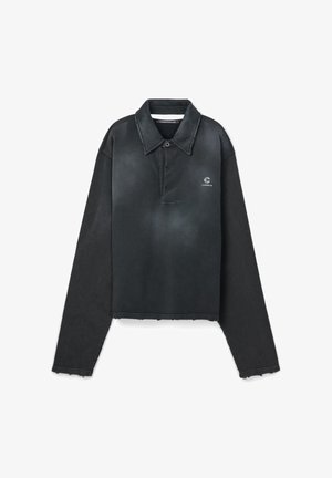 Polo nera a manica lunga corta con orlo grezzo, abbottonatura e piccolo logo bianco Camperlab sul petto sinistro.