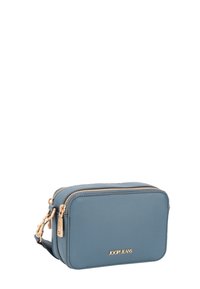 Modrá kožená crossbody taška s textúrovaným povrchom, zlatou kovovou časťou, dvojitým zipsom a embosovaným logom na prednej strane. Kompaktný obdĺžnikový tvar.