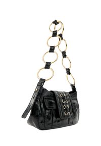 Sac à main en cuir noir avec rabat décoratif à l'avant et maillons circulaires dorés sur fond blanc.