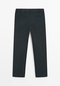 Zwarte rechte broek met een elastische tailleband en twee achterzakken met een split, plat weergegeven van achteren.