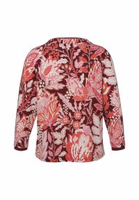 Haut à motif floral en bordeaux, avec des manches longues, un col rond et un mélange de fleurs roses et blanches avec des accents verts.