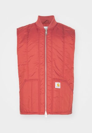 Vörös ujjatlan mellény steppelt anyagból; elöl cipzárral, két elülső zsebbel és egy logóval ellátott folttal a bal alsó részen.