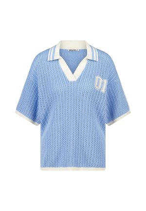 Polo en tricot bleu clair avec un col en V, un col blanc et des manches courtes. Présente "01" brodé sur le devant. Tissu texturé.