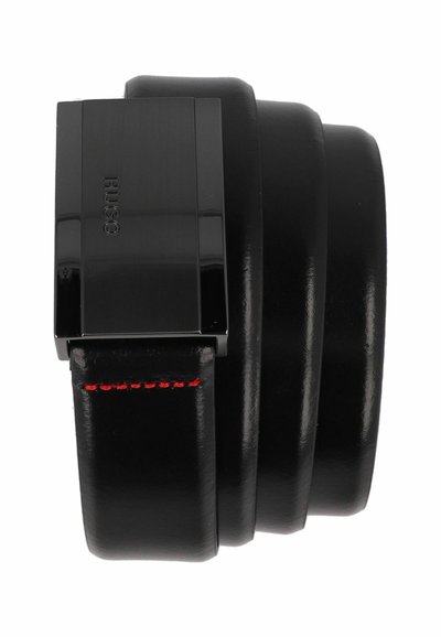 Ceinture en cuir noir avec une boucle noire brillante gravée de "HUGO" et une ligne de surpiqûres rouges près de la boucle.