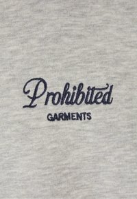 Textil gris con texto bordado en azul marino que dice "Prendas Prohibidas". Textura suave, estilo casual, con letras claras.