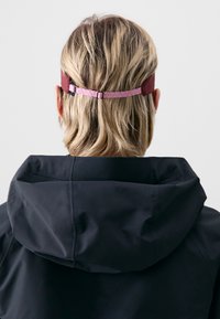Black hooded jacket with a maroon elastic headband featuring a pink pattern, viewed from behind, highlighting hair texture and band details.