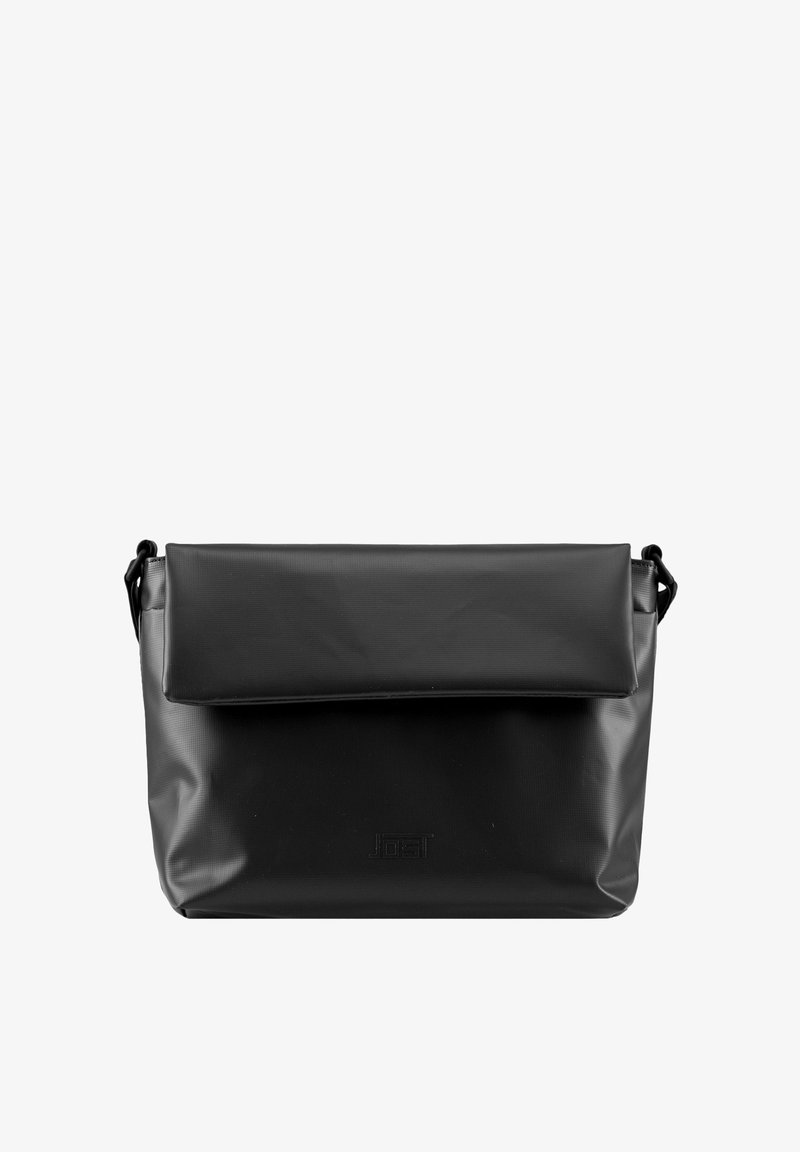 Zwarte schoudertas van gestructureerd synthetisch materiaal, met een omklapbare flap, een verstelbare schouderband en een reliëflogo aan de voorkant.