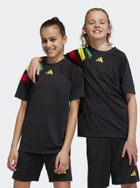 Schwarze Sporttrikots und Shorts verfügen über farbige Akzente in Rot, Gelb und Grün an den Ärmeln. Das Adidas-Logo ist prominent abgebildet.