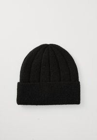Beanie tricotat negru cu textură în dungi, având un manșon pliat și detalii verticale pe coroană. Material moale și călduros.