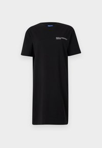 Svart bomullst-shirt klänning med korta ärmar och avslappnad passform. Har en liten vit logotryck på vänster bröst. Slät textur.
