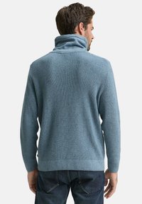 Hellesblau gestrickter Pullover mit hohem Kragen, der ein strukturiertes Muster und gerippte Bündchen aufweist. Der Rücken ist schlicht ohne zusätzliche Details.