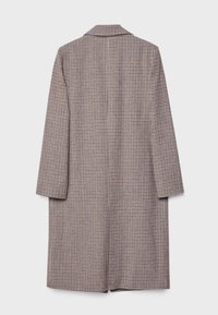 Cappotto lungo in tessuto a quadri, con colori marrone, crema e ruggine. Collo a rever e maniche ampie, lunghezza a metà polpaccio. Finitura testurizzata.