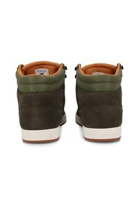 Grüne Wildleder-Hochschuhe mit gepolstertem Kragen, brauner Innenausstattung und weißer Zwischensohle. Verfügt über kleine Ösen und einen strukturierten Rücken.