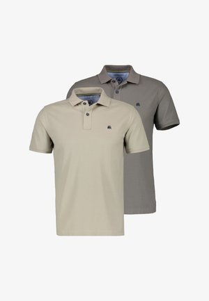 Due polo a maniche corte, una beige e una grigia, ciascuna con colletto, pattina a due bottoni e piccolo logo ricamato sul petto.