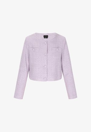 Svetlofialová skrátená bunda vyrobená z textúrovanej látky, s okrúhlym výstrihom, dlhými rukávmi a dvoma prednými vreckami so zapínaním na gombíky.