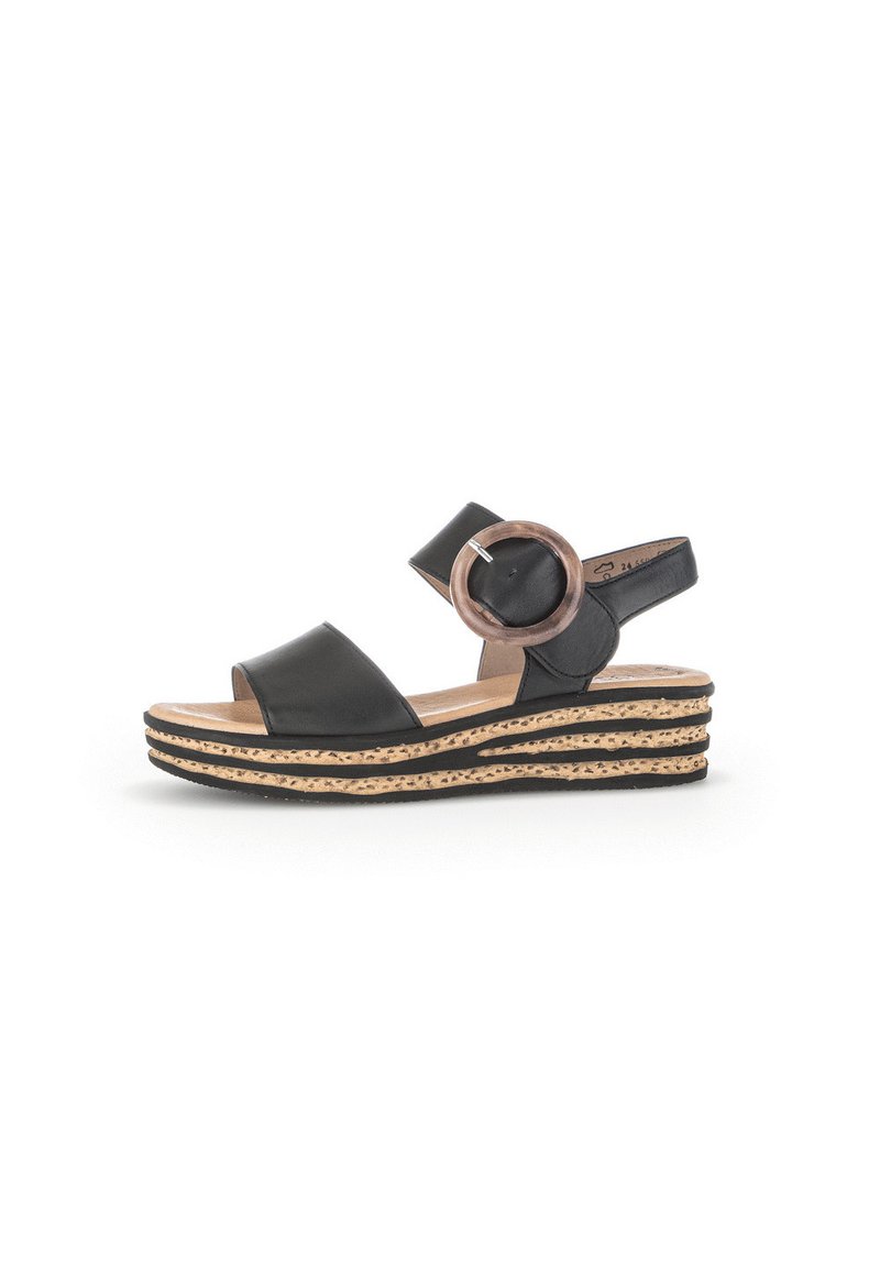 Sandales compensées en cuir noir avec deux larges brides et un accent circulaire. Semelle texturée de style jute avec des détails superposés.