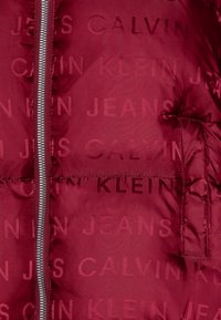 Calvin Klein Jeans LOGO PUFFER - Ziemas jaka - rich cherry