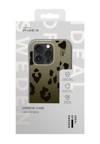 Coque miroir pour iPhone 16 en vert olive avec imprimé léopard noir. Elle présente un design protecteur, fabriqué à partir de matériaux recyclés, testé contre les chutes.