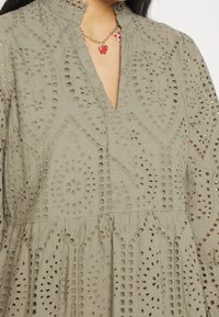 YAS Vestido informal - grey
