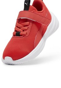 Puma RICKIE RUNNER  - Baby shoes - active red- white