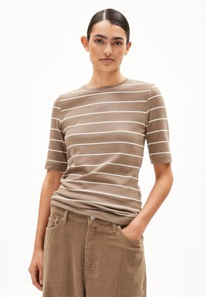 Gestreepte bruine t-shirt gemaakt van zachte stof, met een ronde hals en korte mouwen, gecombineerd met gestructureerde beige corduroy broek.