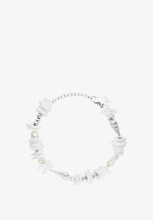 Weißes Muschelarmband mit silbernen Perlen und einer Perle. Es verfügt über geschichtete Scheibenformen und einen Karabinerverschluss mit einem Metalletikett. Elegantes Design.