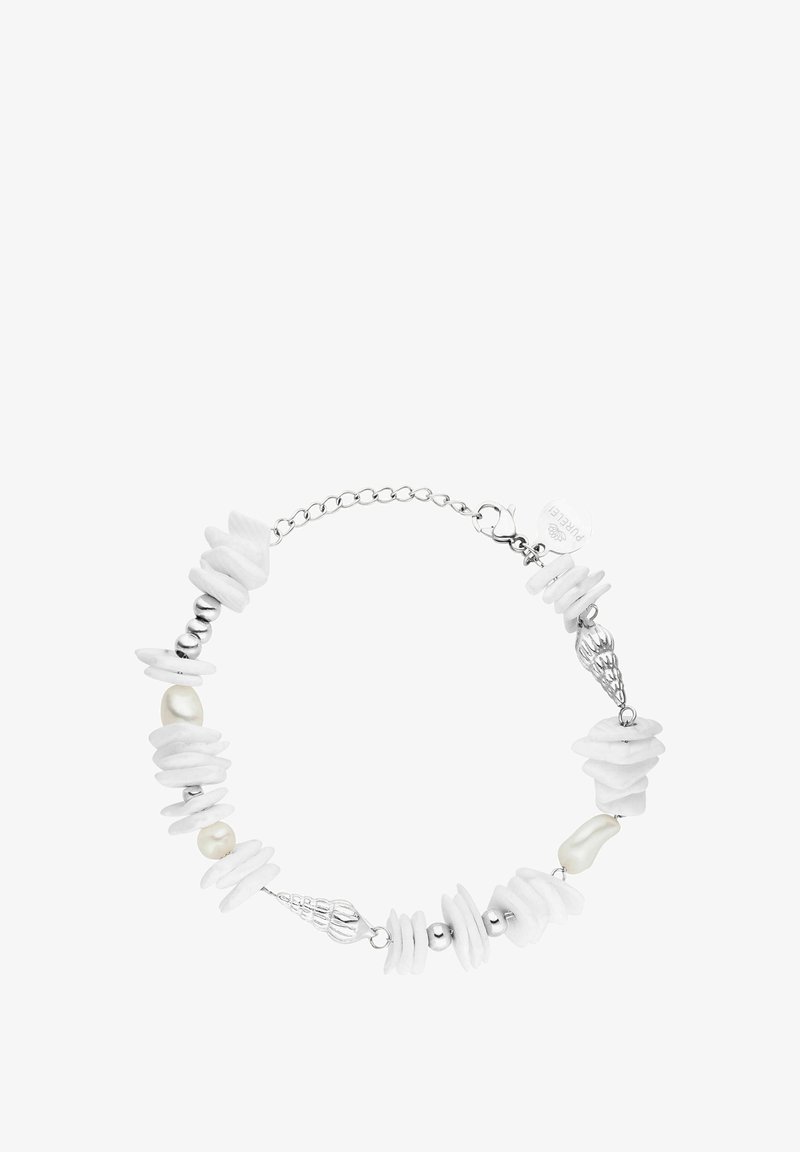 Weißes Muschelarmband mit silbernen Perlen und einer Perle. Es verfügt über geschichtete Scheibenformen und einen Karabinerverschluss mit einem Metalletikett. Elegantes Design.
