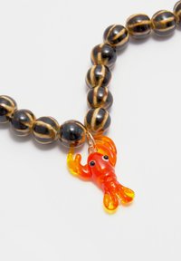 Perlekæde med sorte og brune mønstrede perler samt en rød og orange hummercharms, der har sorte øjne og hævede kløer.