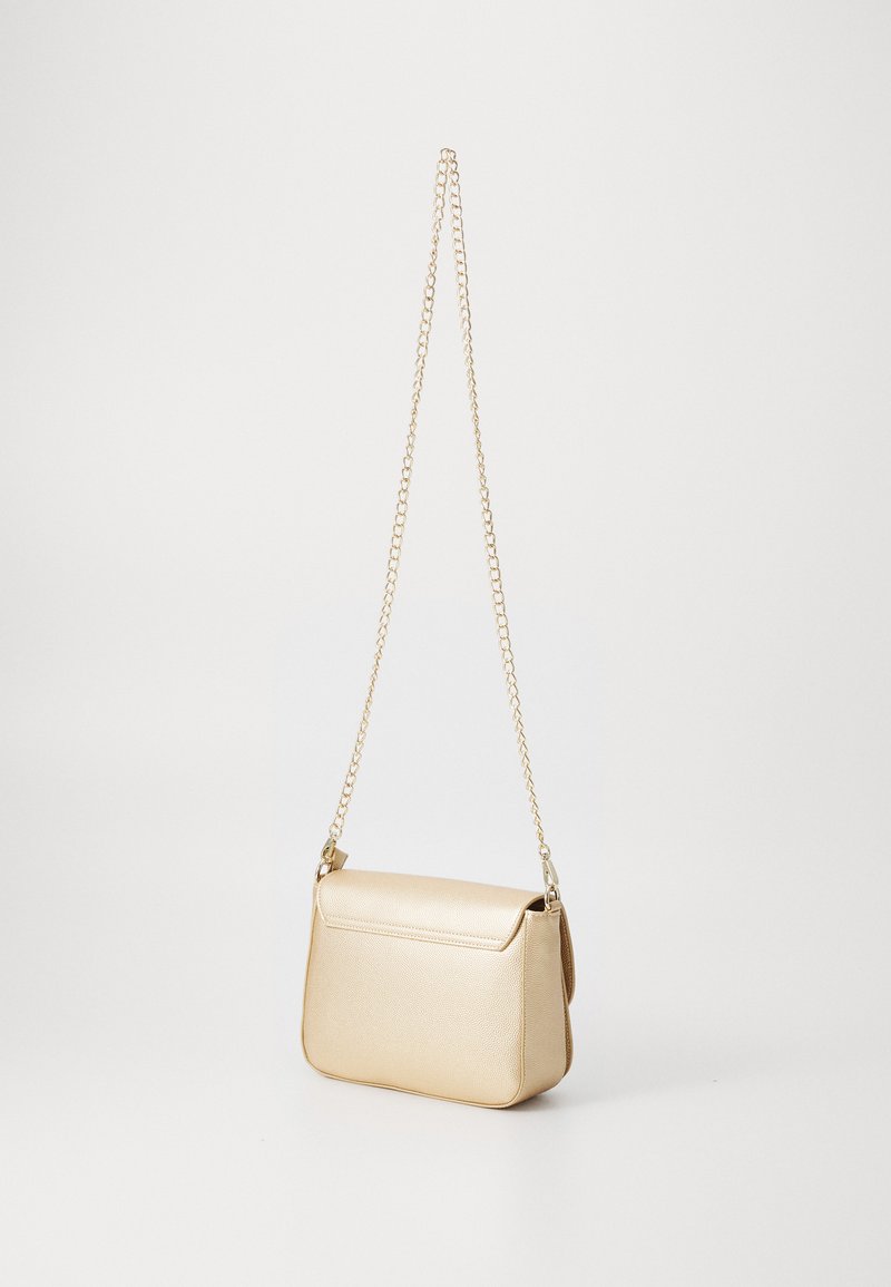 Sac à épaule doré métallisé avec une anse en chaîne, de forme rectangulaire, texture lisse et fermeture à rabat. Design simple et élégant.