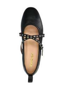 Schwarzer Lederflats mit runder Zehenform, Überkreuz-Riemen-Design mit silbernen Ösen und einer kleinen Schlaufe hinten für leichtes An- und Ausziehen.