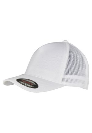 Căciulă de baseball albă cu un panou frontal solid și laturi din plasă, având o vizor curbat și un etichetă neagră pe partea inferioară.