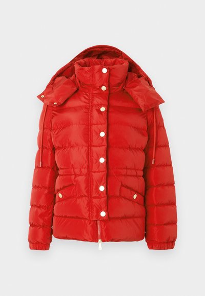 Rote wattierte Jacke mit abnehmbarem Kapuzen, Druckknöpfen, Reißverschluss und aufgesetzten Taschen vorne.