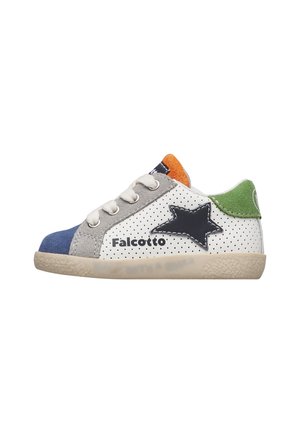 Sneaker bianco per bambini con fori, punta blu, area delle stringhe grigia, linguetta arancione, tallone verde, toppa a forma di stella nera e marchio "Falcotto" sul lato.