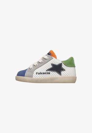 Sneaker bianco per bambini con fori, punta blu, area delle stringhe grigia, linguetta arancione, tallone verde, toppa a forma di stella nera e marchio "Falcotto" sul lato.
