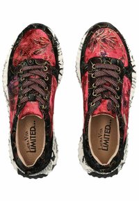 Vzorované tenisky červené a černé barvy s textilním svrškem, šněrováním vpředu, polstrovaným límcem a texturovanou bílou podrážkou s potištěnými detaily.