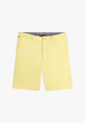 Hellgelbe Herren-Kniebundshorts mit Gürtelschlaufen, vorderer Knopf- und Reißverschluss sowie Seitentaschen, flach ausgelegt auf weißem Hintergrund.