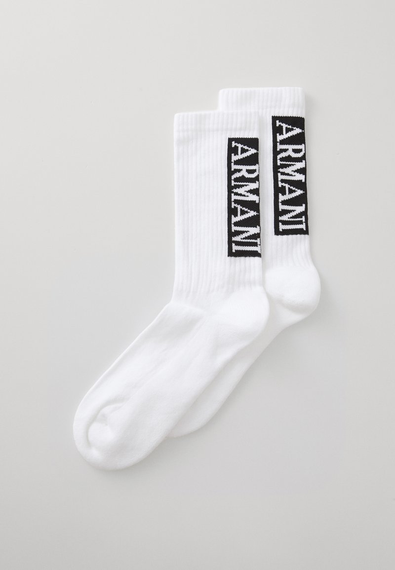 Calcetines de algodón blancos con textura acanalada, que presentan un logotipo rectangular negro que dice "ARMANI" en blanco.