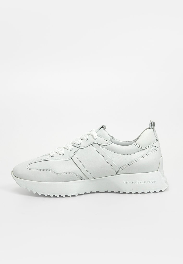 Weißer Leder-Sneaker mit strukturierter Oberfläche, dekorativen Seitenpaneelen, Schnürsenkeln und einer gummierten Laufsohle für besseren Halt.