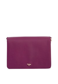 Bolso cruzado de piel violeta con textura suave, que presenta un acento en forma de abeja dorada en la parte frontal y un diseño de solapa plegable.