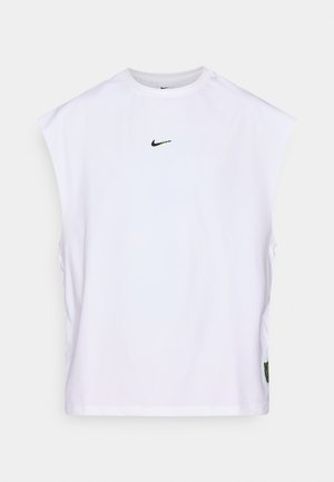 Hvid ærmeløs Nike T-shirt med lille sort og grøn swoosh-logo på brystet og sort-grøn detalje nær kanten på siden.