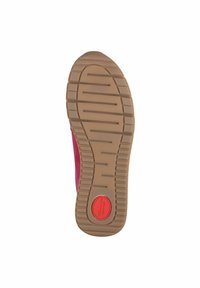 Suola della scarpa con un motivo di battistrada prominente, caratterizzata da una base in gomma marrone e una sezione superiore rosa. Logo circolare vicino al tallone.
