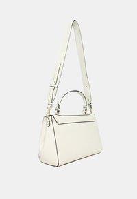 Borsa a mano in pelle bianca con una superficie liscia, rifiniture nere a contrasto, manico superiore e tracolla removibile. Accenti in hardware dorato.