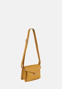 Borsa a tracolla gialla in pelle con finitura testurizzata, chiusura a patta e dettaglio in metallo argento sul davanti. Incluse tracolla regolabile.